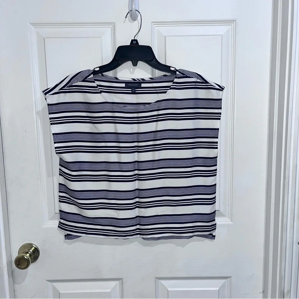 Madison womens blue and white top with a small cap sleeve sz lg